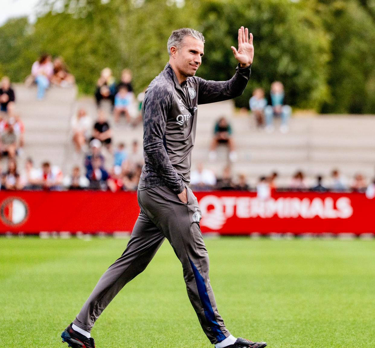 包含赛后荷甲传出新动向；曼联内部沟通；管理层表态——信心回归；球探报告显示潜力的词条